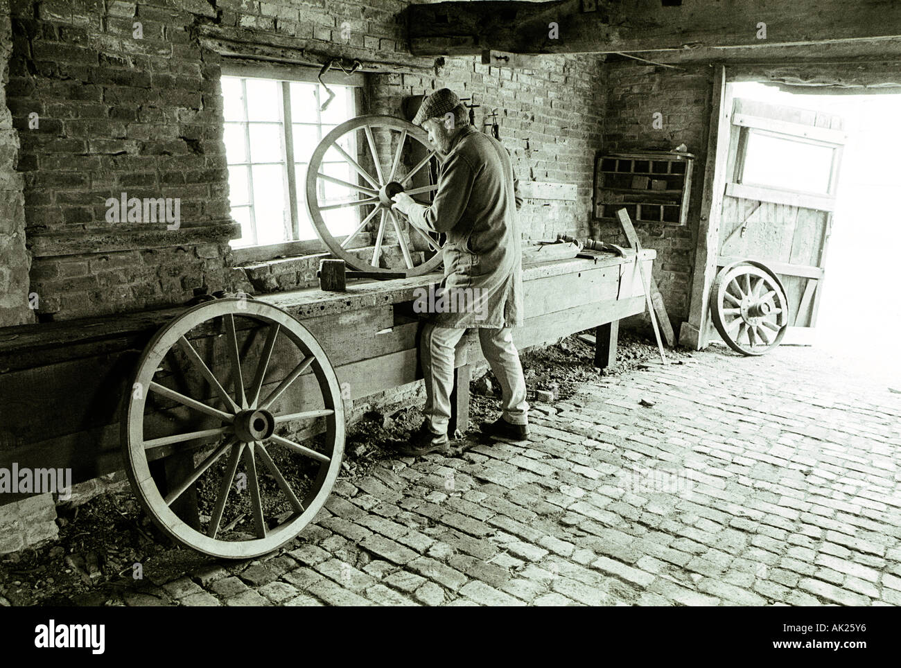 John Geary al lavoro in Sheepy Magna wheelwright s complesso che risale al 1742 Foto Stock