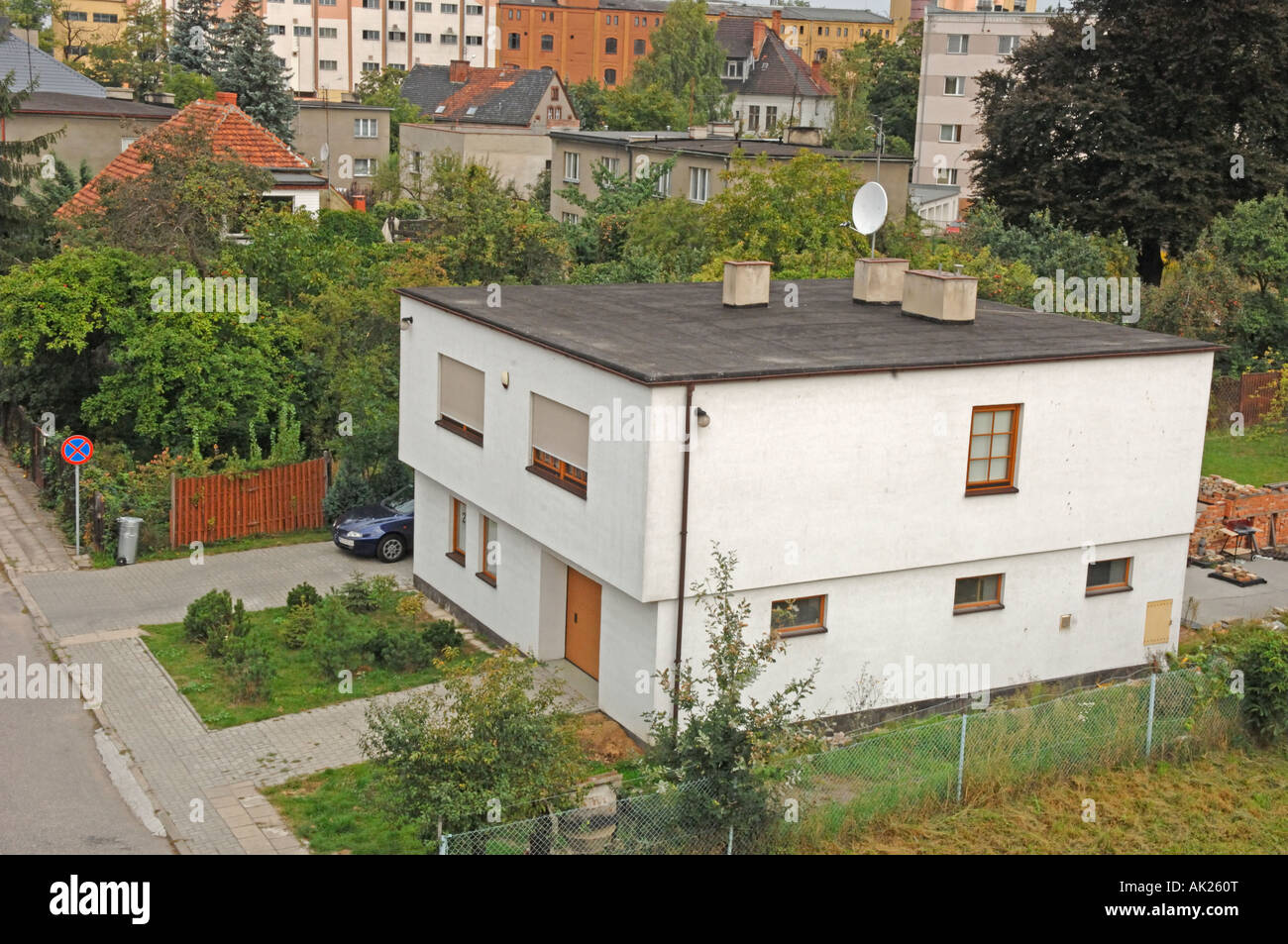 Casa tipica con tetto piatto costruito durante il regime comunista in  Leszno Polonia Foto stock - Alamy