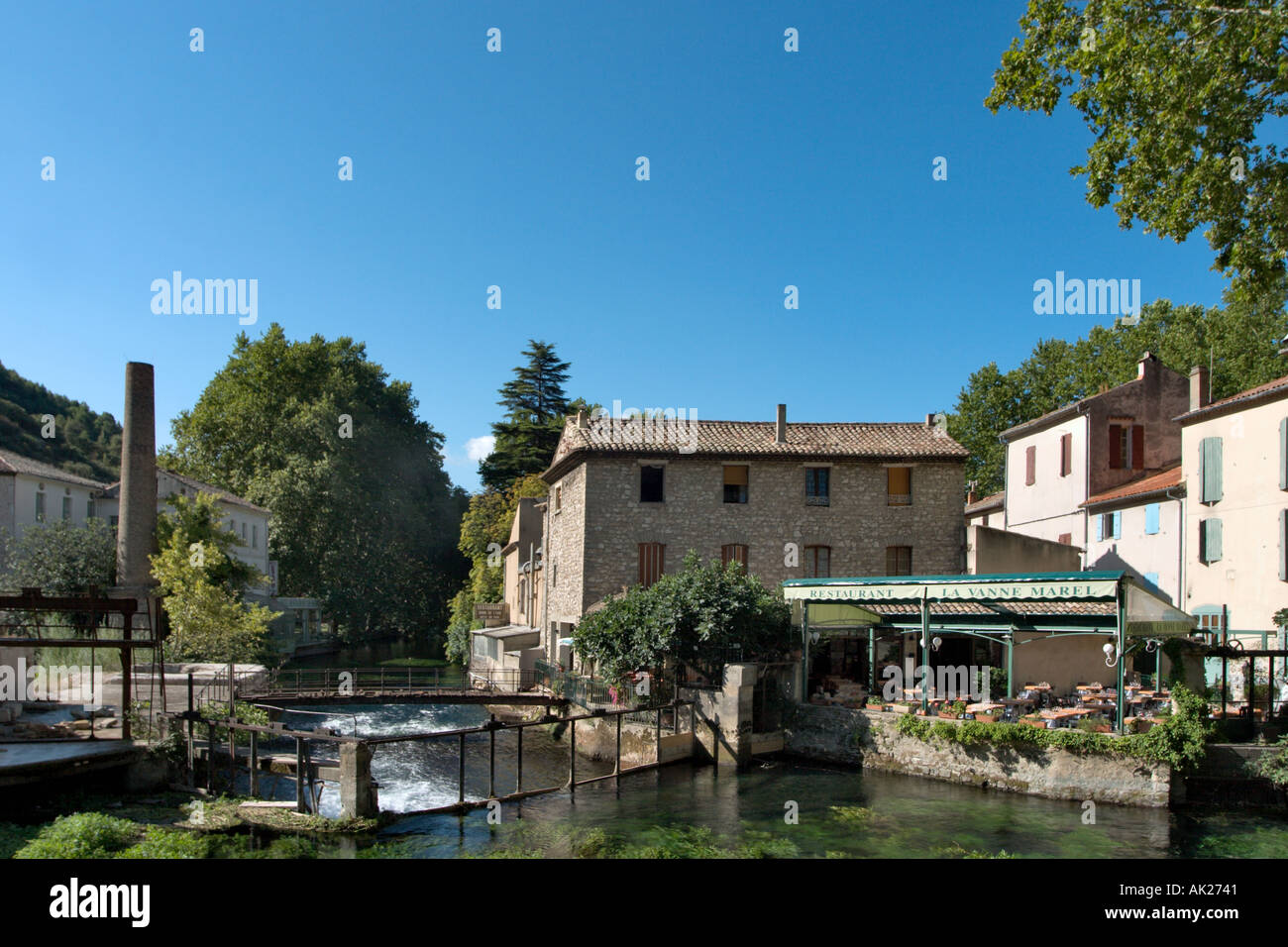 Ristorante sulle rive del fiume Sorgue a Fontaine de Vaucluse Provence, Francia Foto Stock