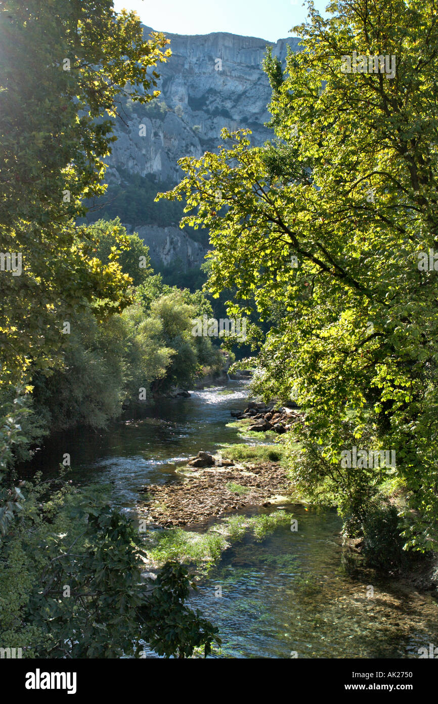 Vista verso la sorgente del fiume Sorgue, Fontaine de Vaucluse Provence, Francia Foto Stock