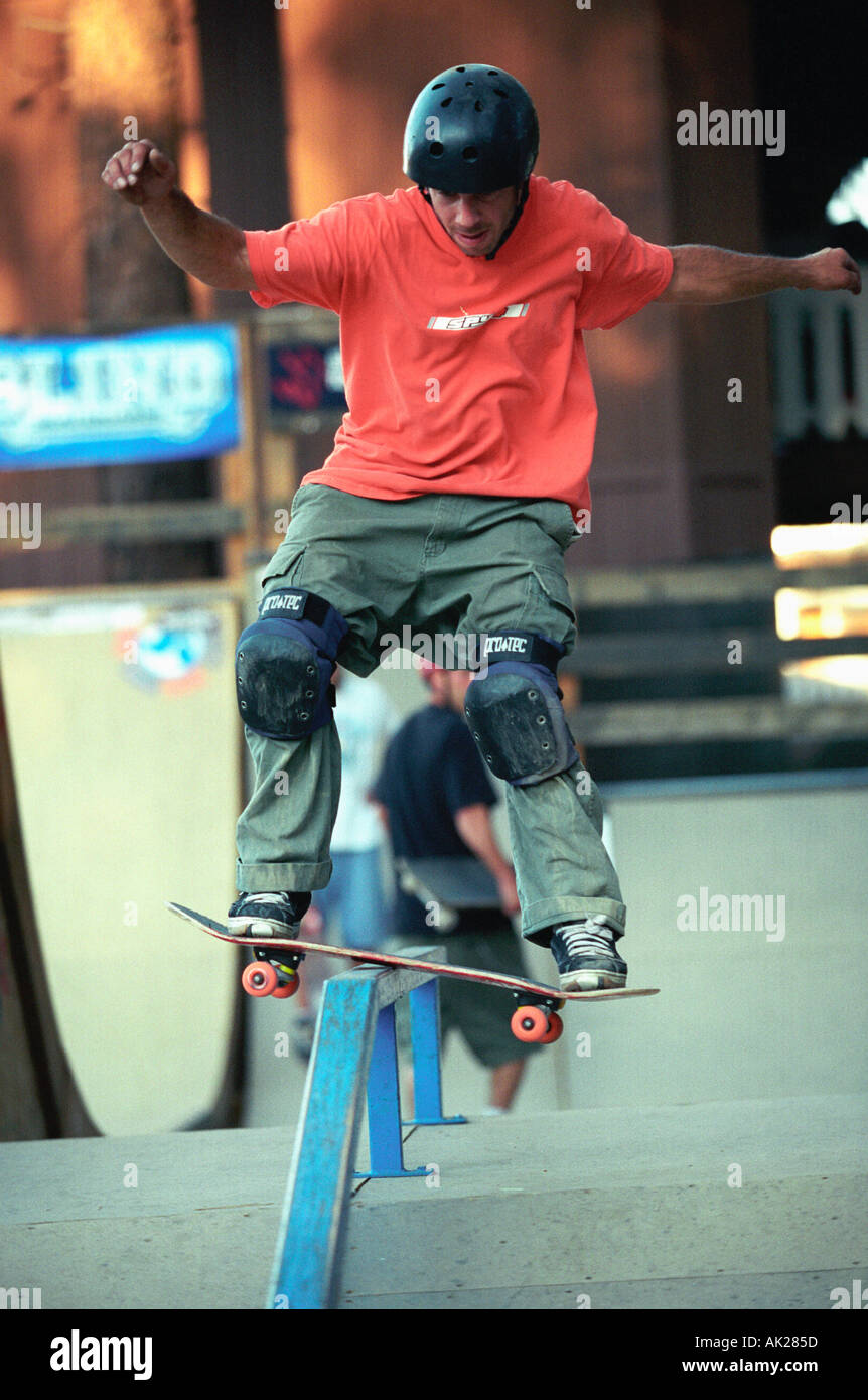 Un guidatore di skateboard facendo una rotaia scorrevole Foto Stock
