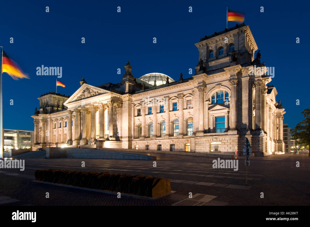 Un ampio angolo di visione del Reichstag (tedesco Parliment Edificio) al tramonto di sera. Foto Stock