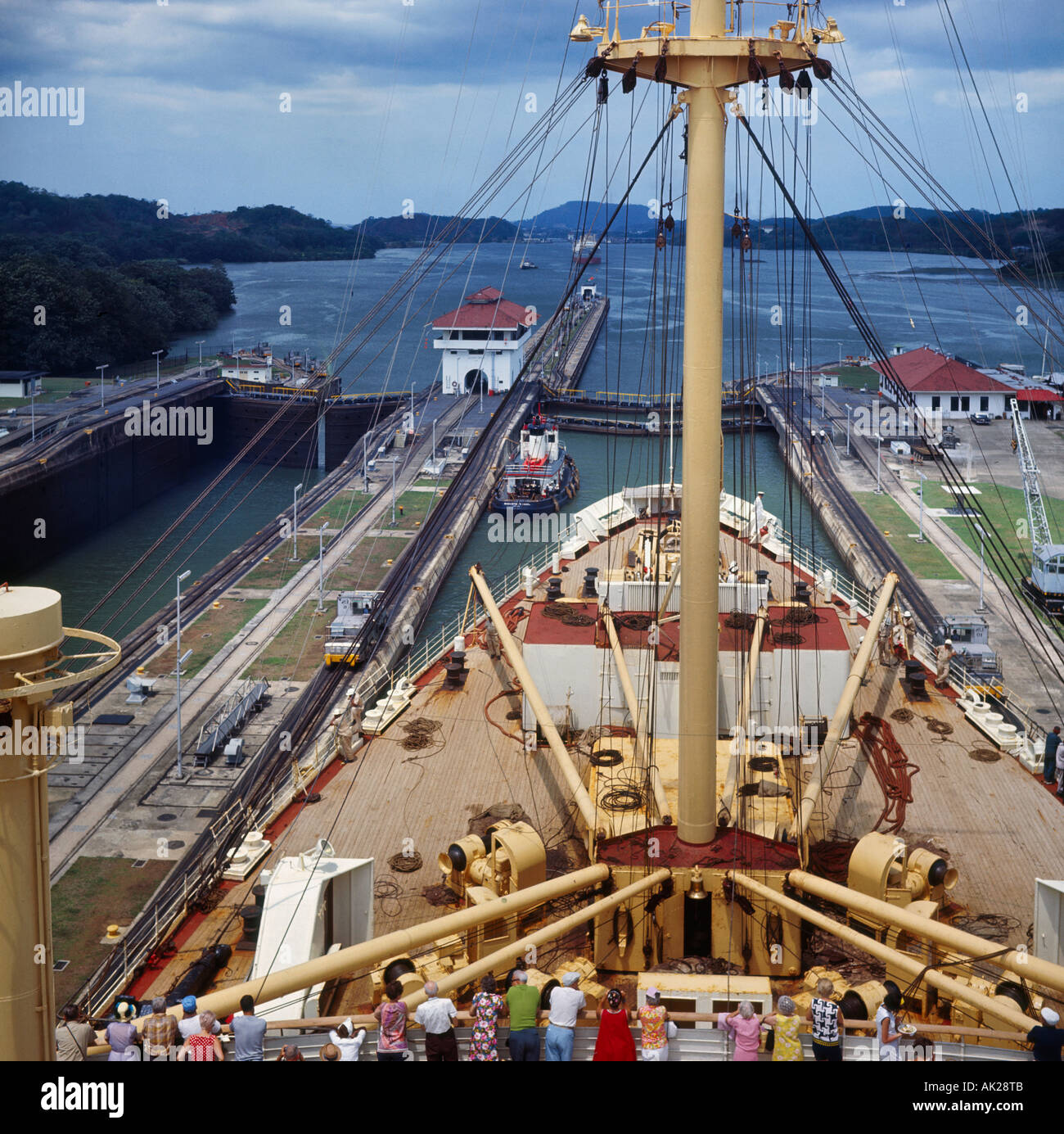 Vista presa nel 1966 di nave passando attraverso le chiuse del canale di Panama verso il basso a livello del mare Panama America Centrale Foto Stock