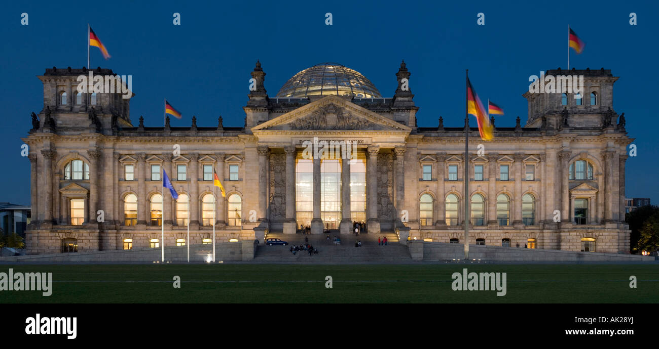 A 2 foto stitch vista panoramica del Reichstag (tedesco Parliment Edificio) al tramonto di sera. Foto Stock