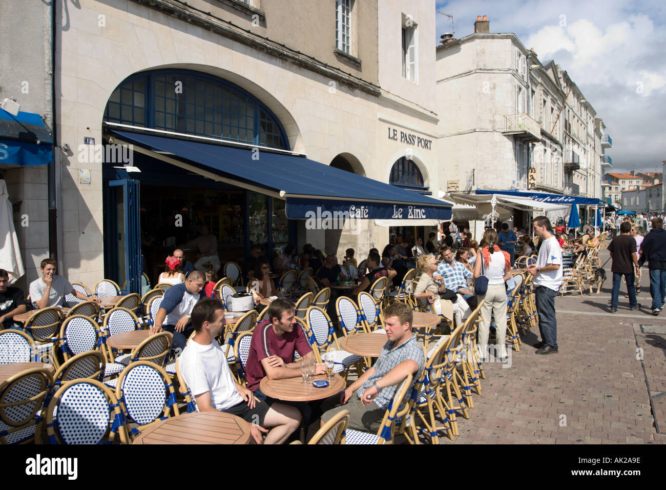 Cafe' sul marciapiede in Vieux Port, La Rochelle, Poitou-Charentes, Francia Foto Stock