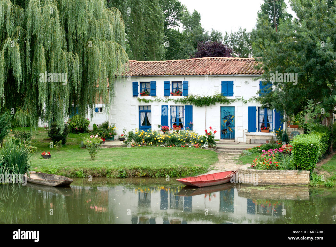 Pittoresca casa sul fiume Sevre, Coulon, Marais Poitevin, Poitou Charentes, Francia Foto Stock