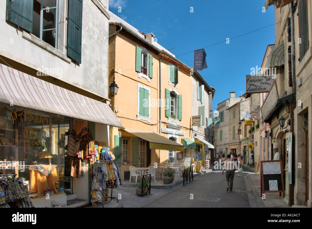 Negozi nel centro città, Arles, Provenza, Francia Foto Stock