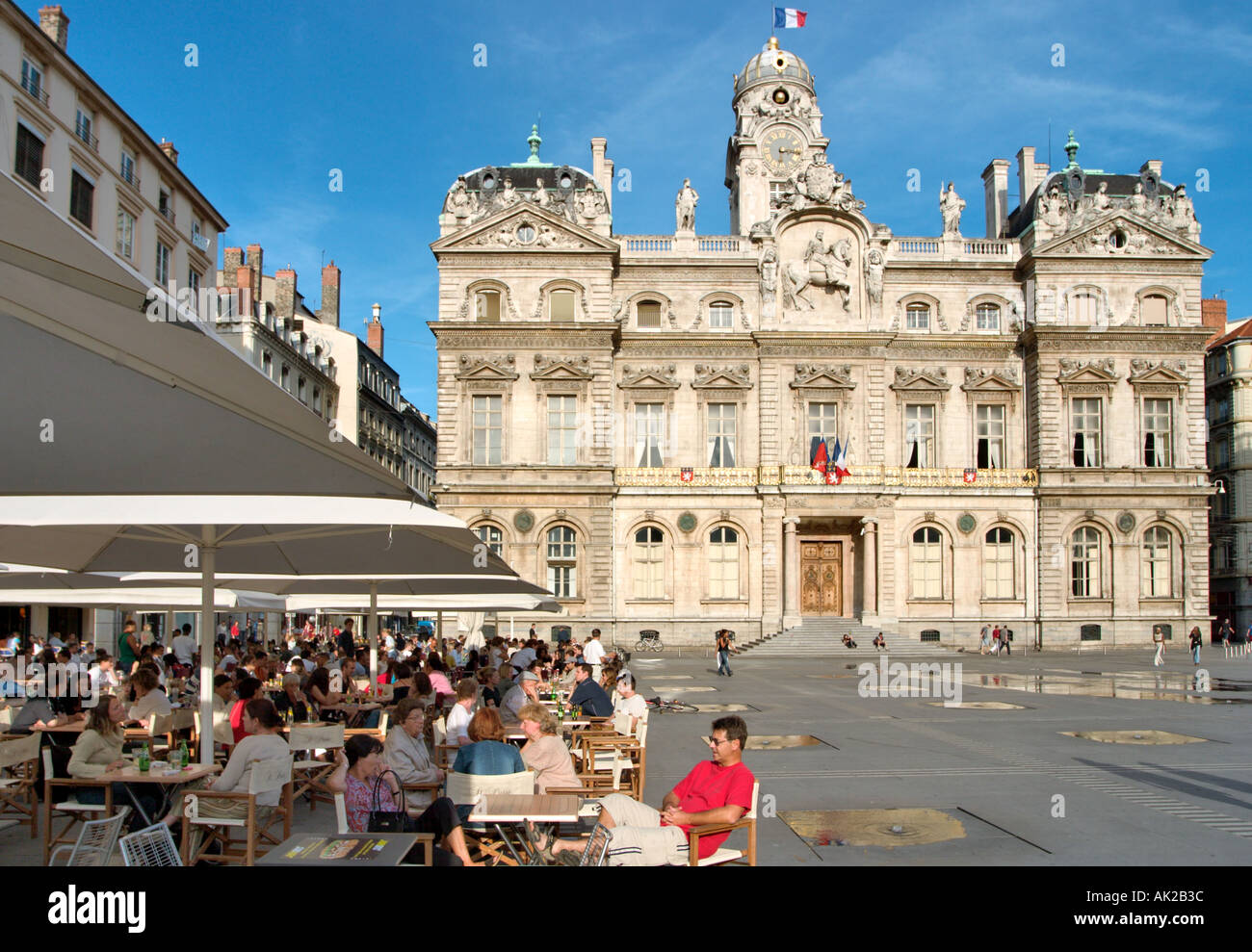 Cafe' sul marciapiede davanti all'Hotel de Ville, Place des Terreaux Presqu'ile a Lione, la Valle del Rodano, Francia Foto Stock