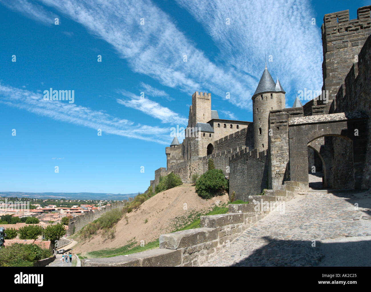 Porte d'Aude e pareti esterne della Cité, Carcassonne, Aude, Languedoc, Francia Foto Stock