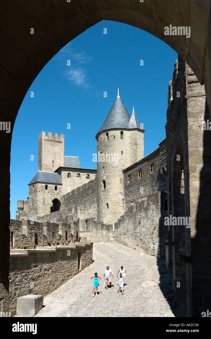 Porte d' Aude porta alla Cité Carcassonne, Aude, Languedoc, Francia Foto Stock