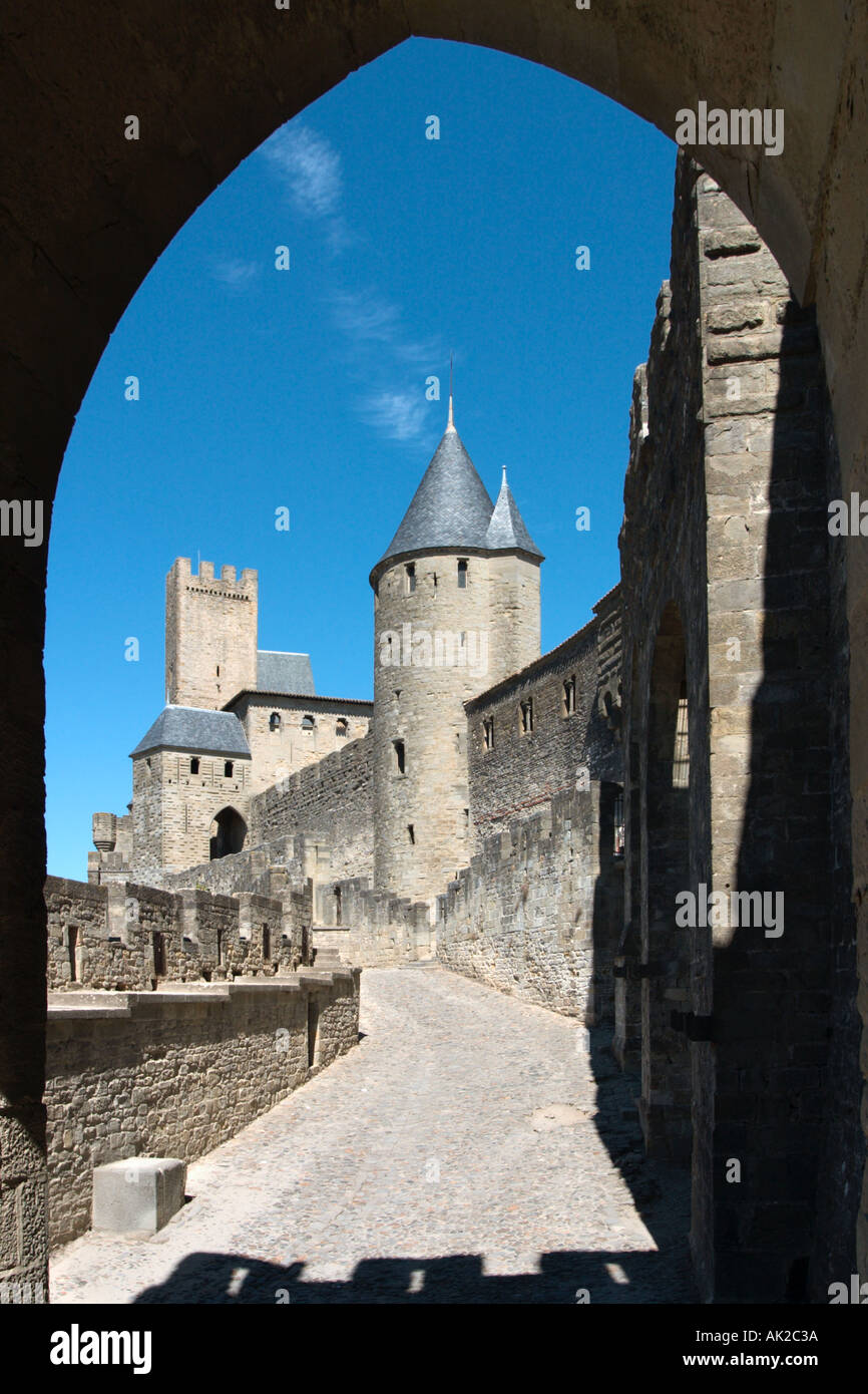 Porte d' Aude porta alla Cité Carcassonne, Aude, Languedoc, Francia Foto Stock