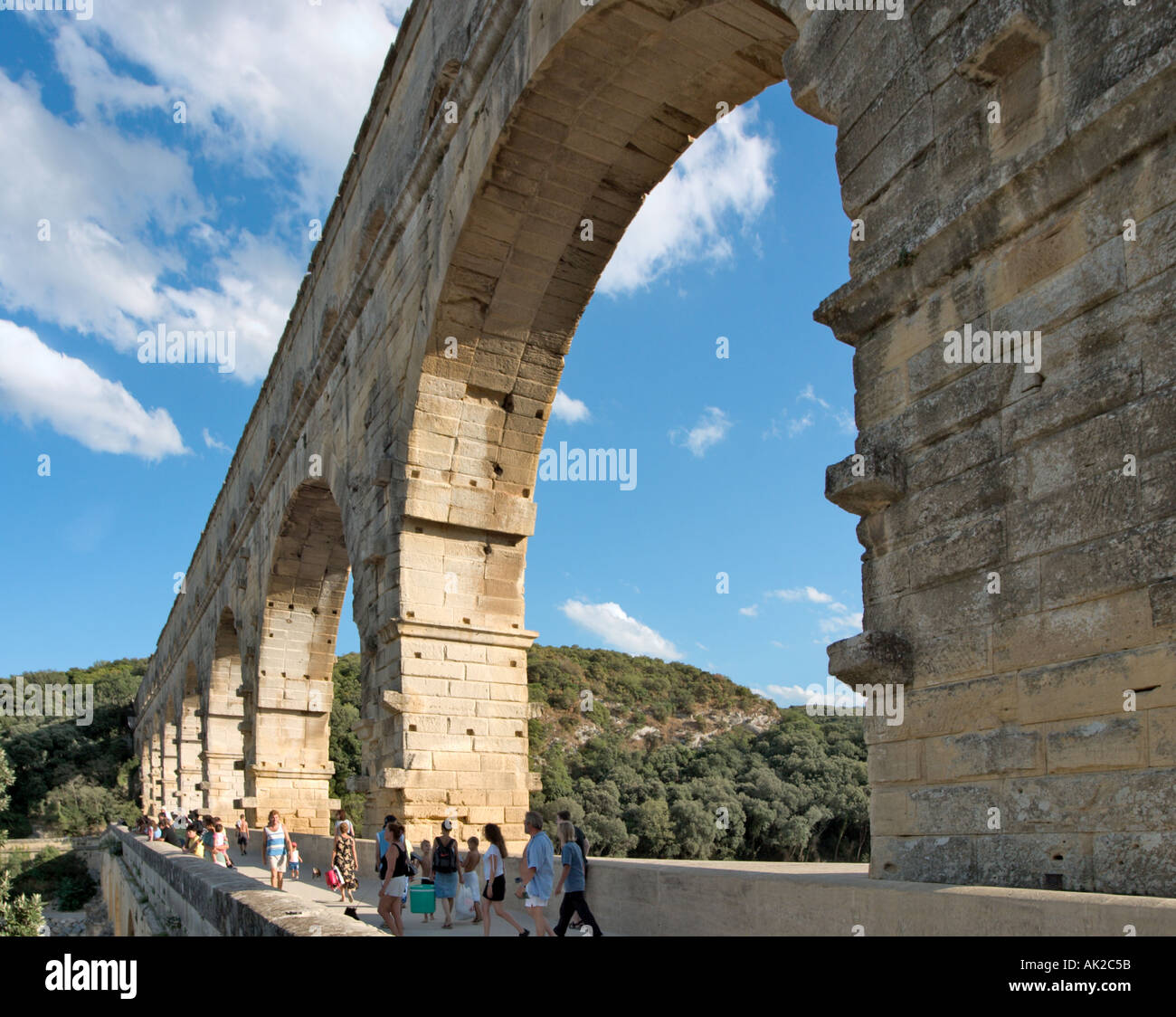 Pont du Gard acquedotto romano oltre il fiume Gard, Languedoc, Francia Foto Stock