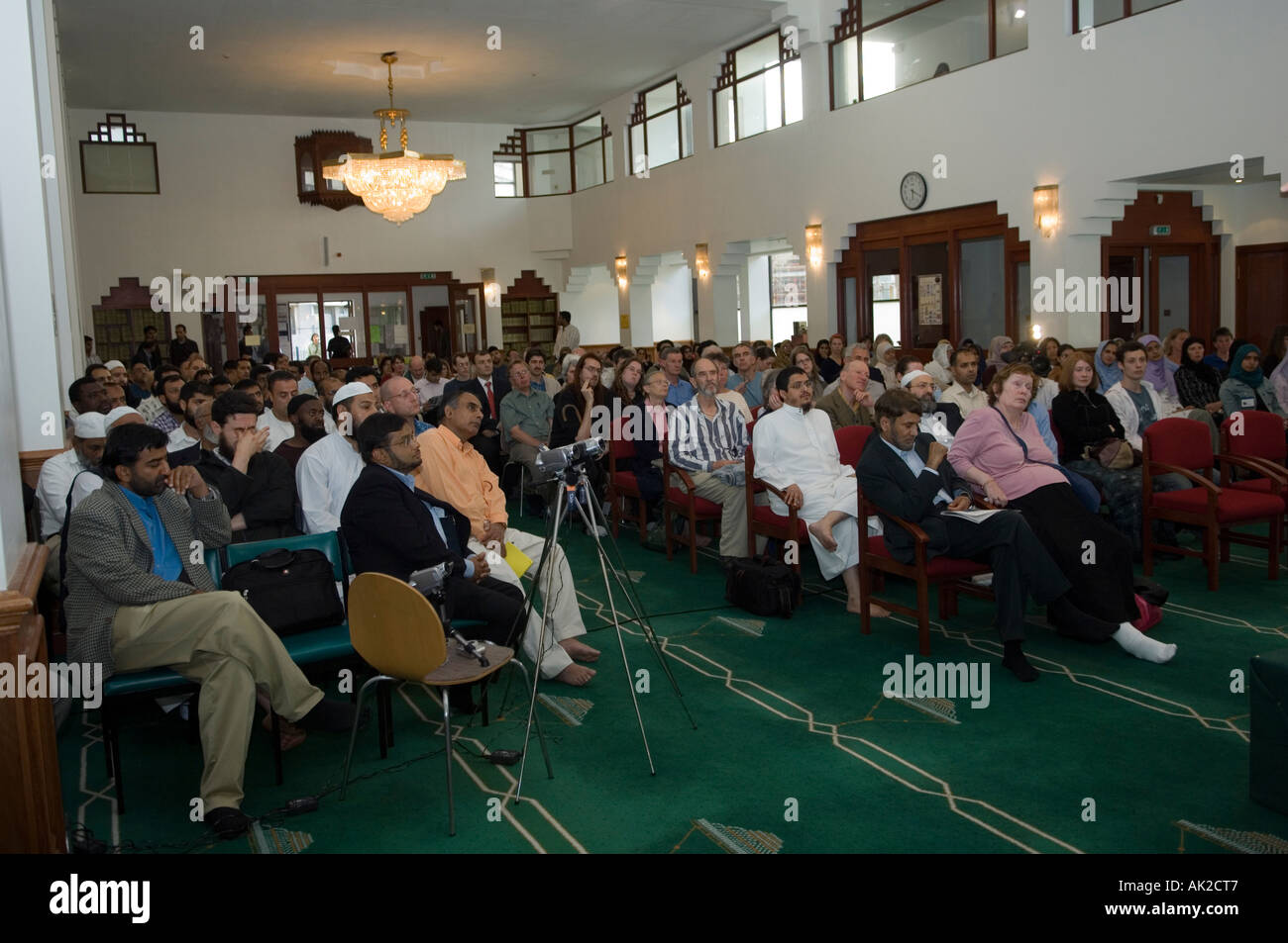 Pubblico in occasione di una conferenza a Edimburgo Moschea centrale, Scozia Foto Stock