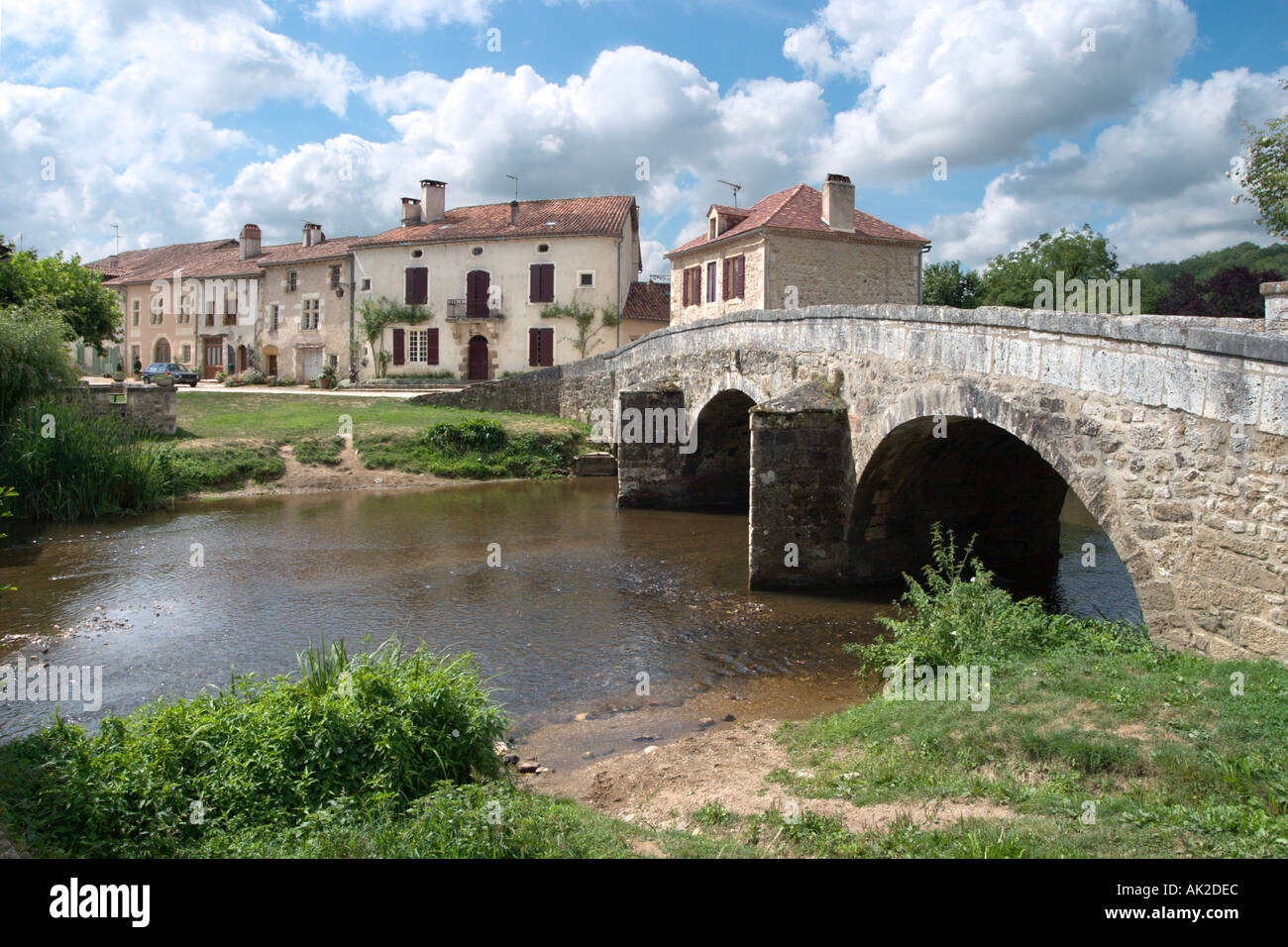 Ponte sul fiume in St Jean de Cole, Dordogne, Francia Foto Stock