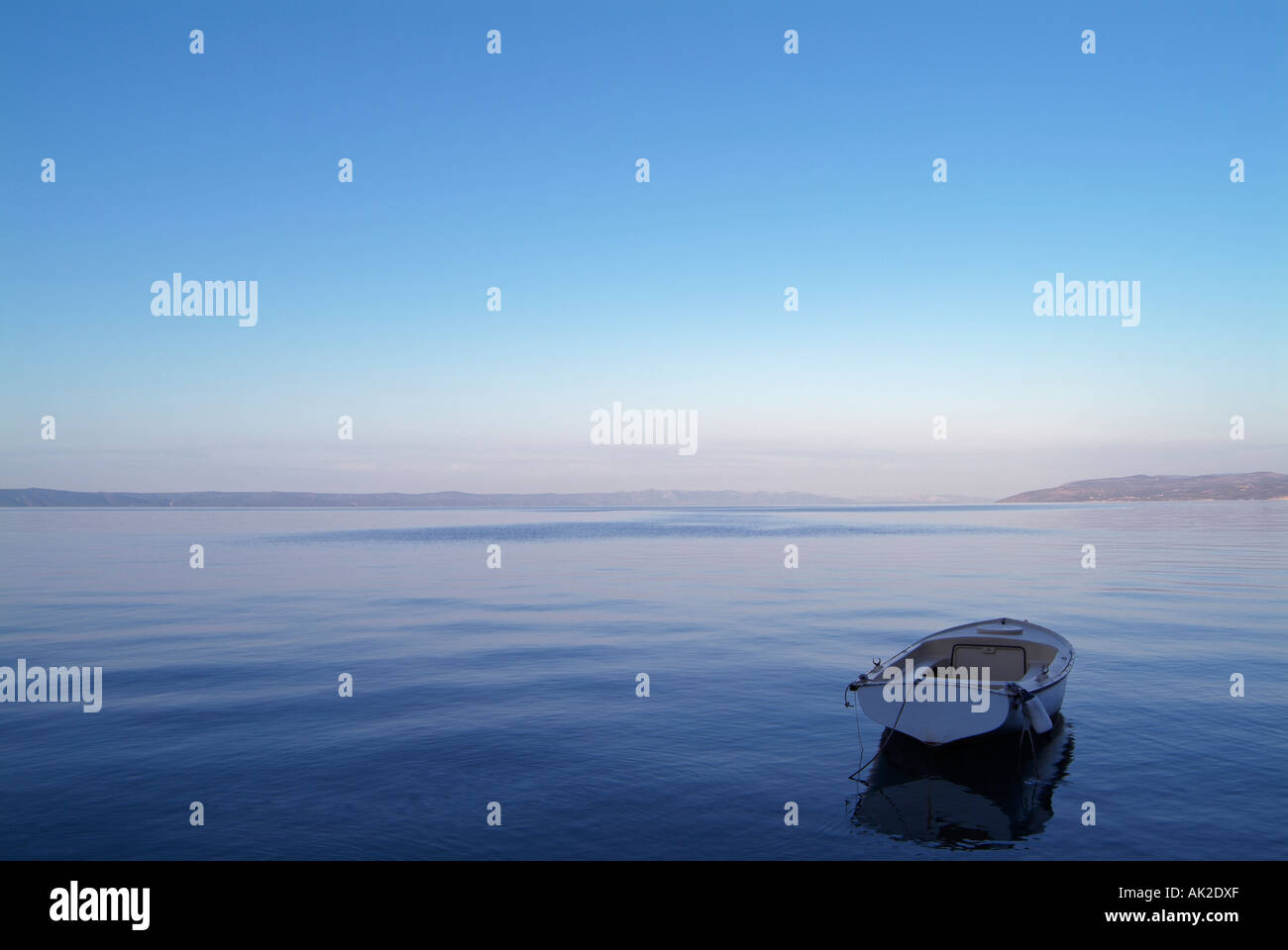 Barca a remi sul Mare Adriatico all'alba Foto Stock