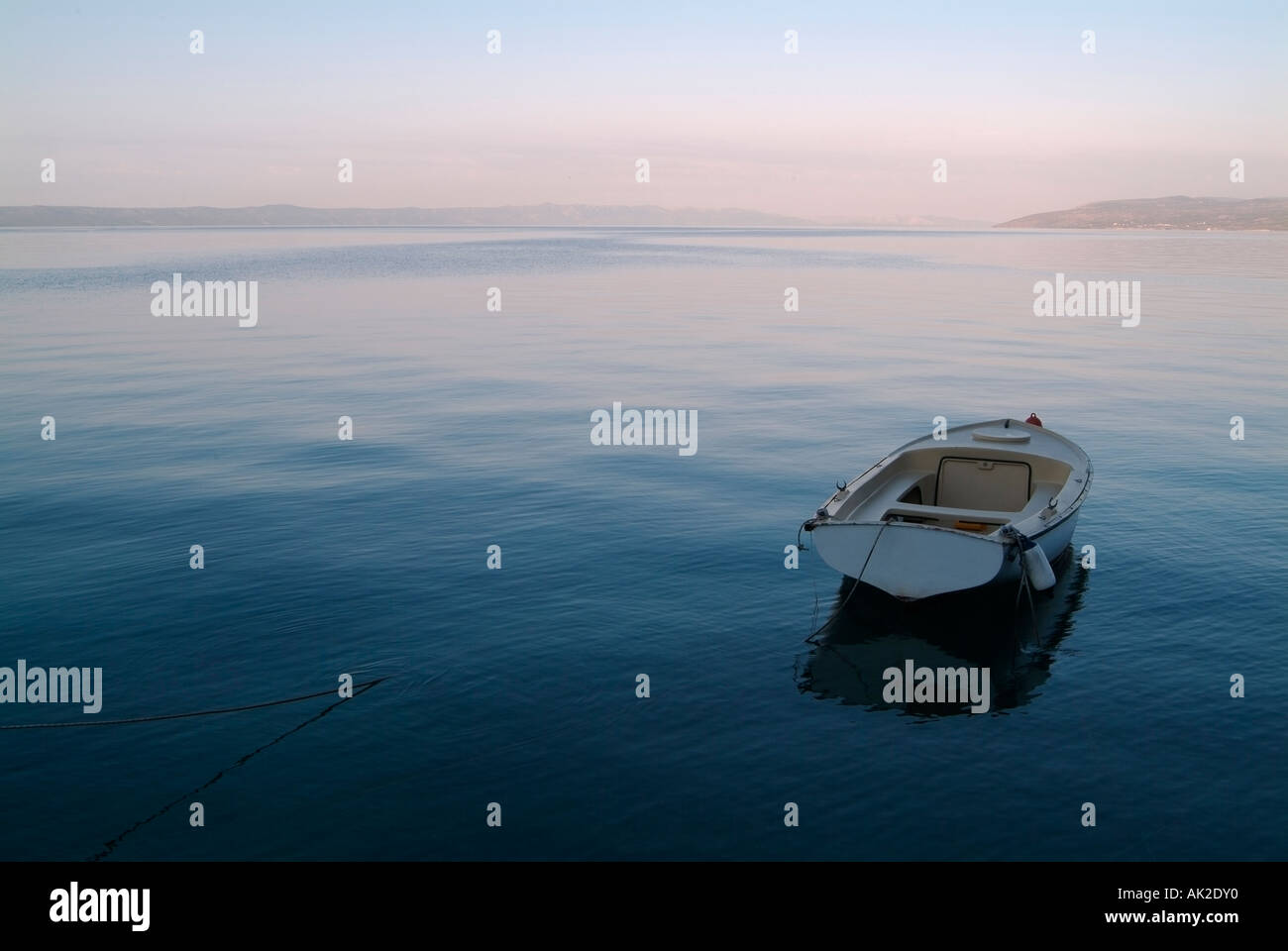 Barca a remi sul Mare Adriatico all'alba Foto Stock