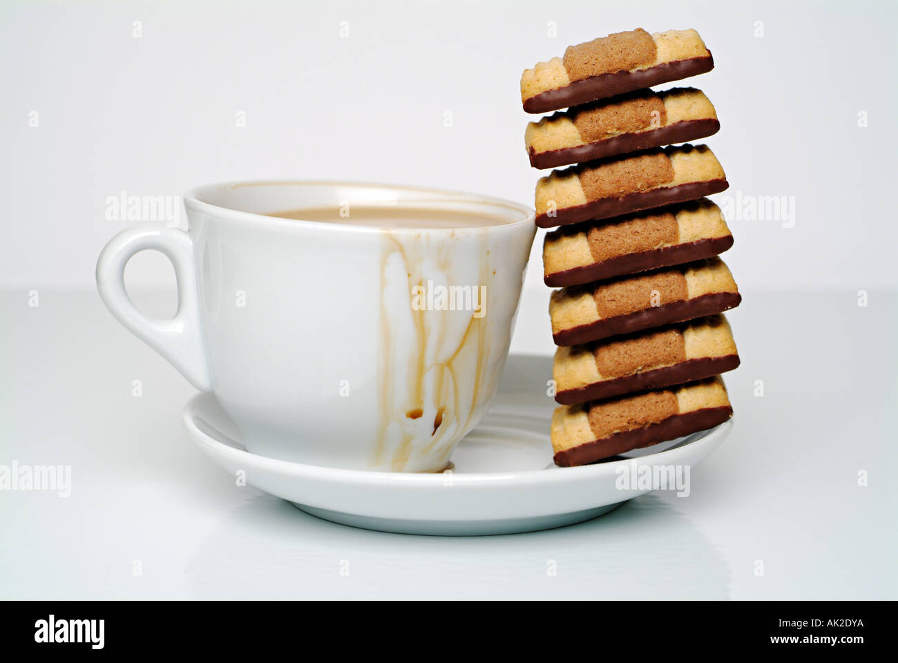 Tazza di caffè con una pila di biscotti al cioccolato Foto Stock