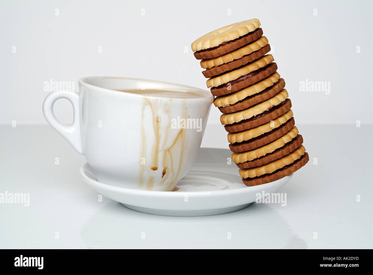 Tazza di caffè con una pila di biscotti al cioccolato Foto Stock