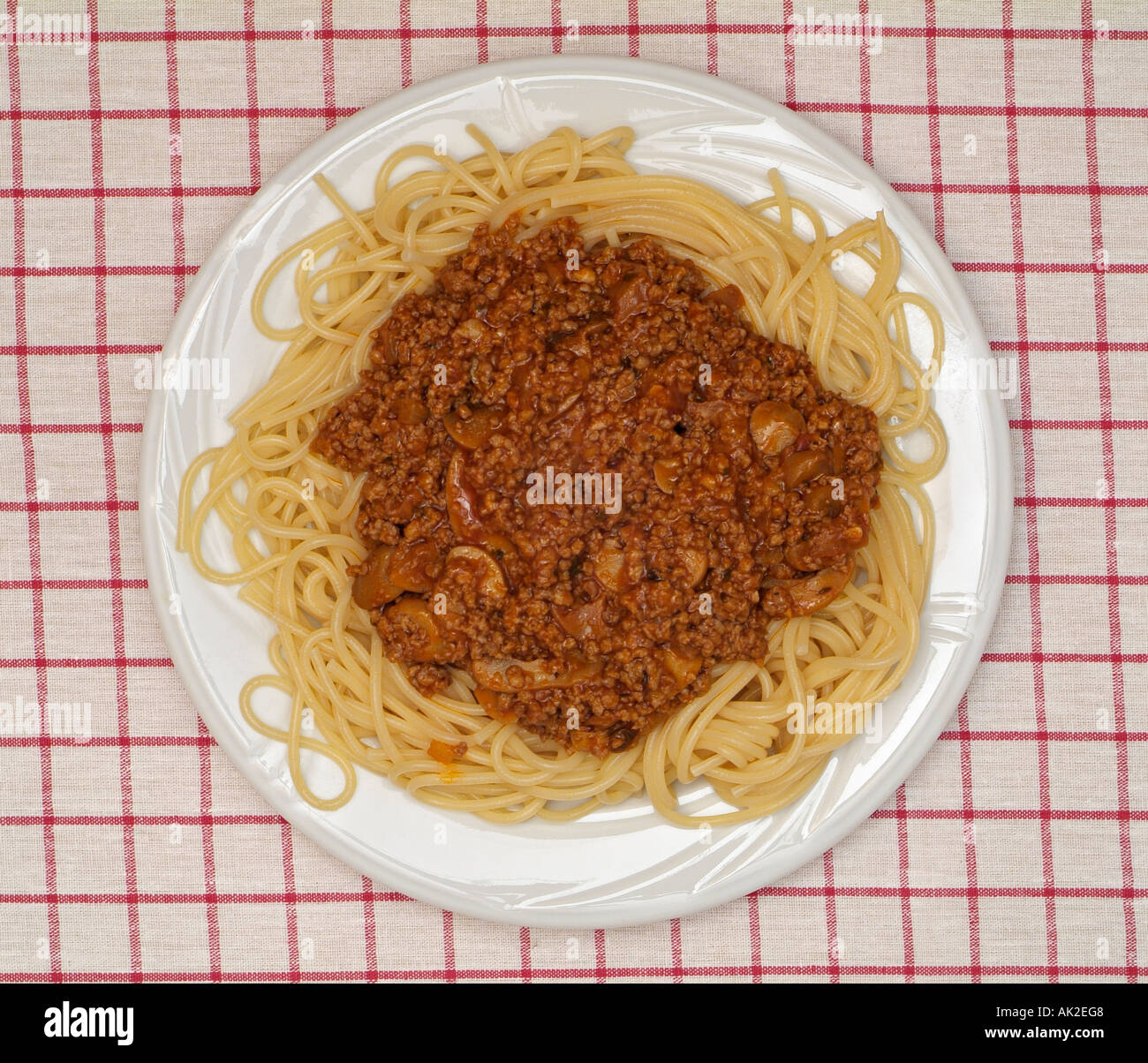 Spaghetti alla Bolognese italiano tradizionale ragù alla Bolognese servito su un letto di spaghetti Foto Stock
