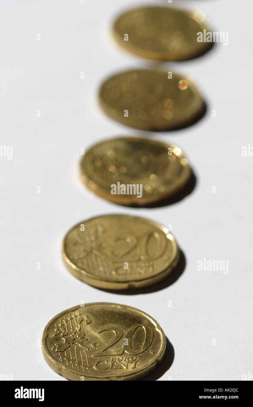 Una fila di monete metalliche in euro il denaro Foto Stock