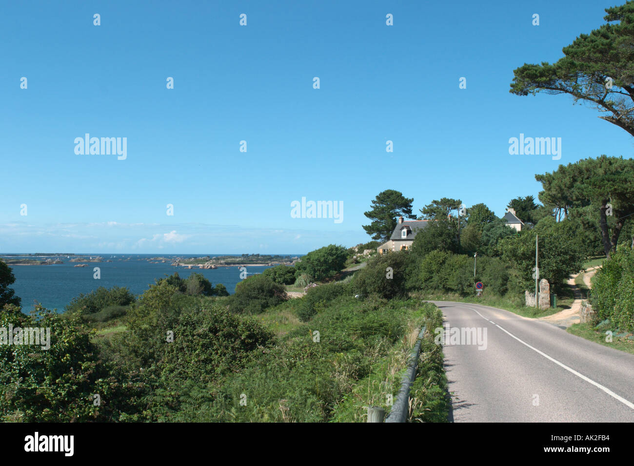 Strada costiera vicino a Ile de Brehat, Côte de Granit Rose, Bretagna Francia Foto Stock