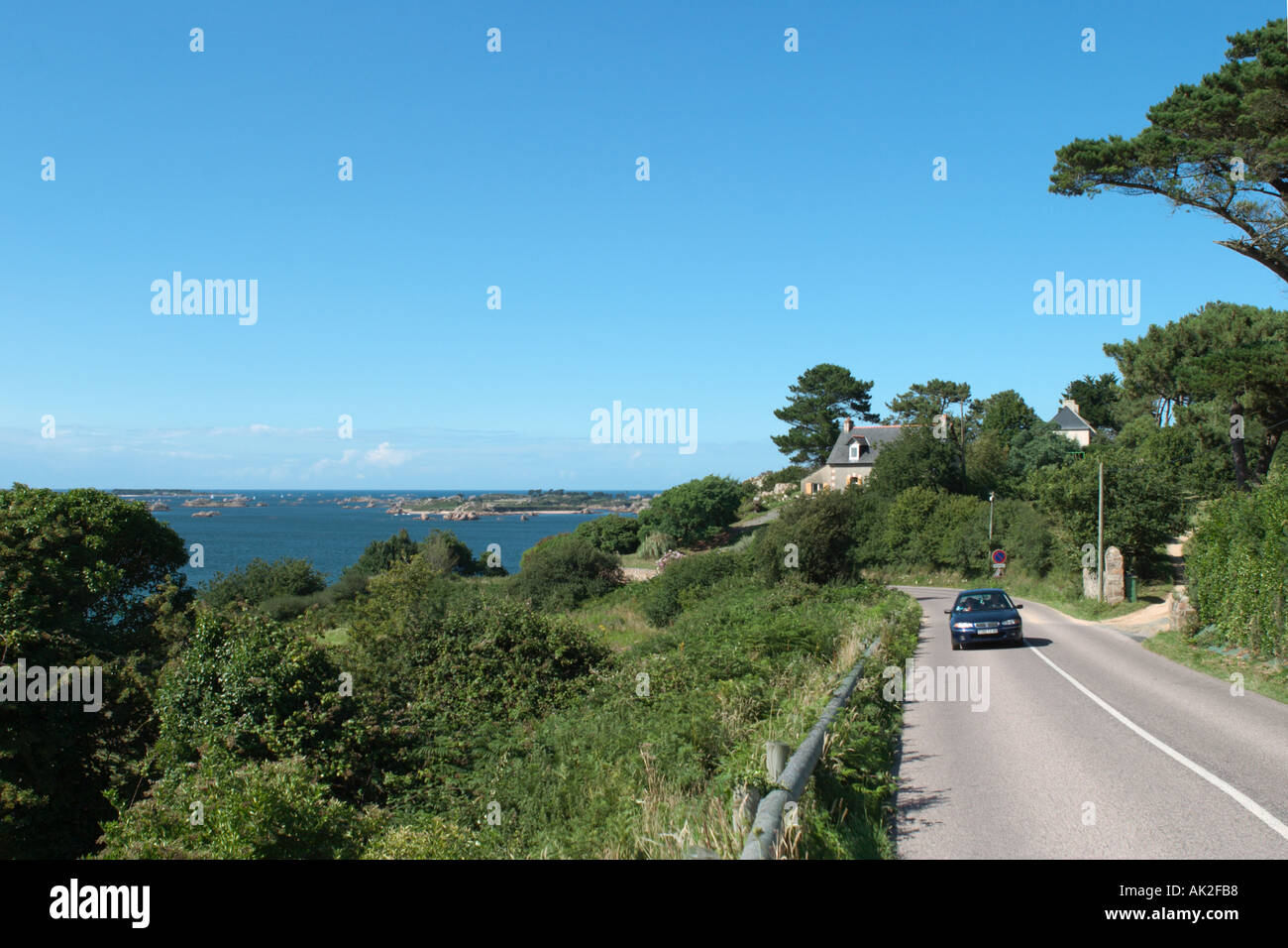 Strada costiera vicino a Ile de Brehat, Côte de Granit Rose, Bretagna Francia Foto Stock