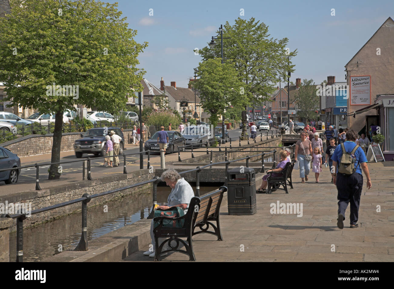 Persone e il traffico nel centro di Midsomer Norton, Somerset, Inghilterra Foto Stock