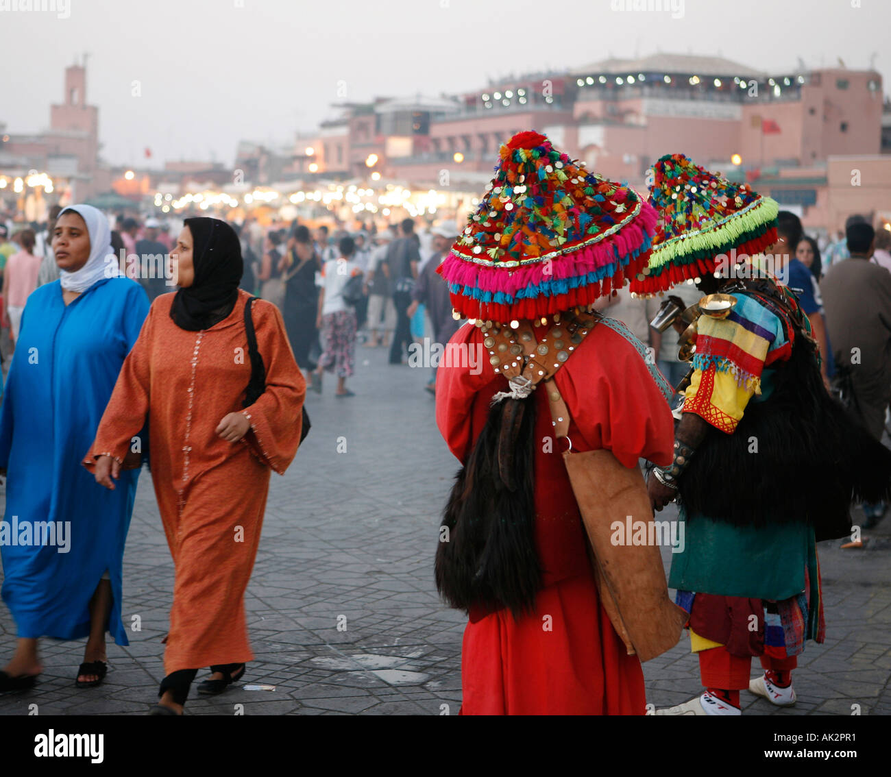 Djemaa el Fna (piazza Jema al Fna) mercati. Marrakech, Marocco. Il Nord Africa Foto Stock