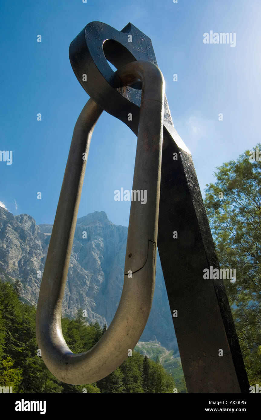Partigiano memorial nella forma di un alpinista s piton e moschettone al di sotto della parete settentrionale del Triglav nelle Alpi Giulie Slovenia Foto Stock