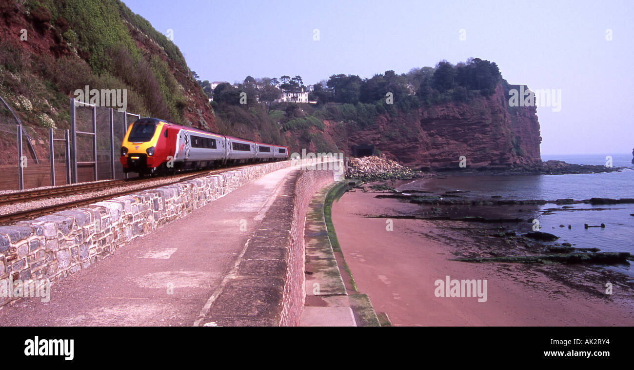 Vergine servizio del treno sulla Scenic mainline percorso costiero vicino a Teignmouth, South Devon Foto Stock