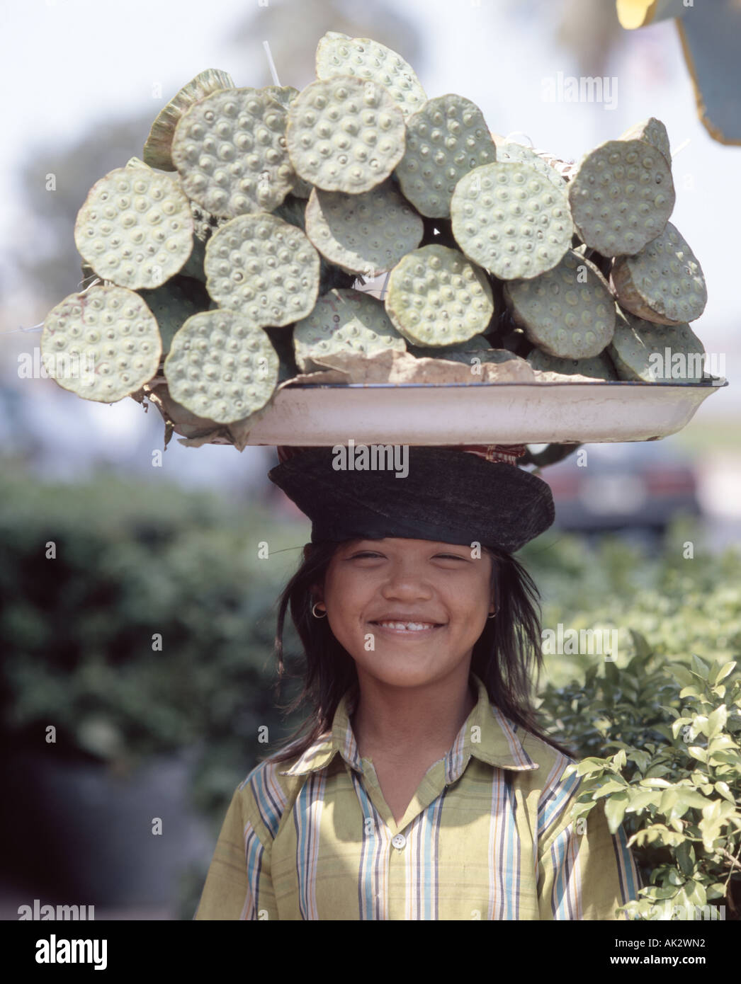 Ragazza giovane per la vendita di frutta, Phnom Penh, Phnom Penh Provincia, Regno di Cambogia Foto Stock