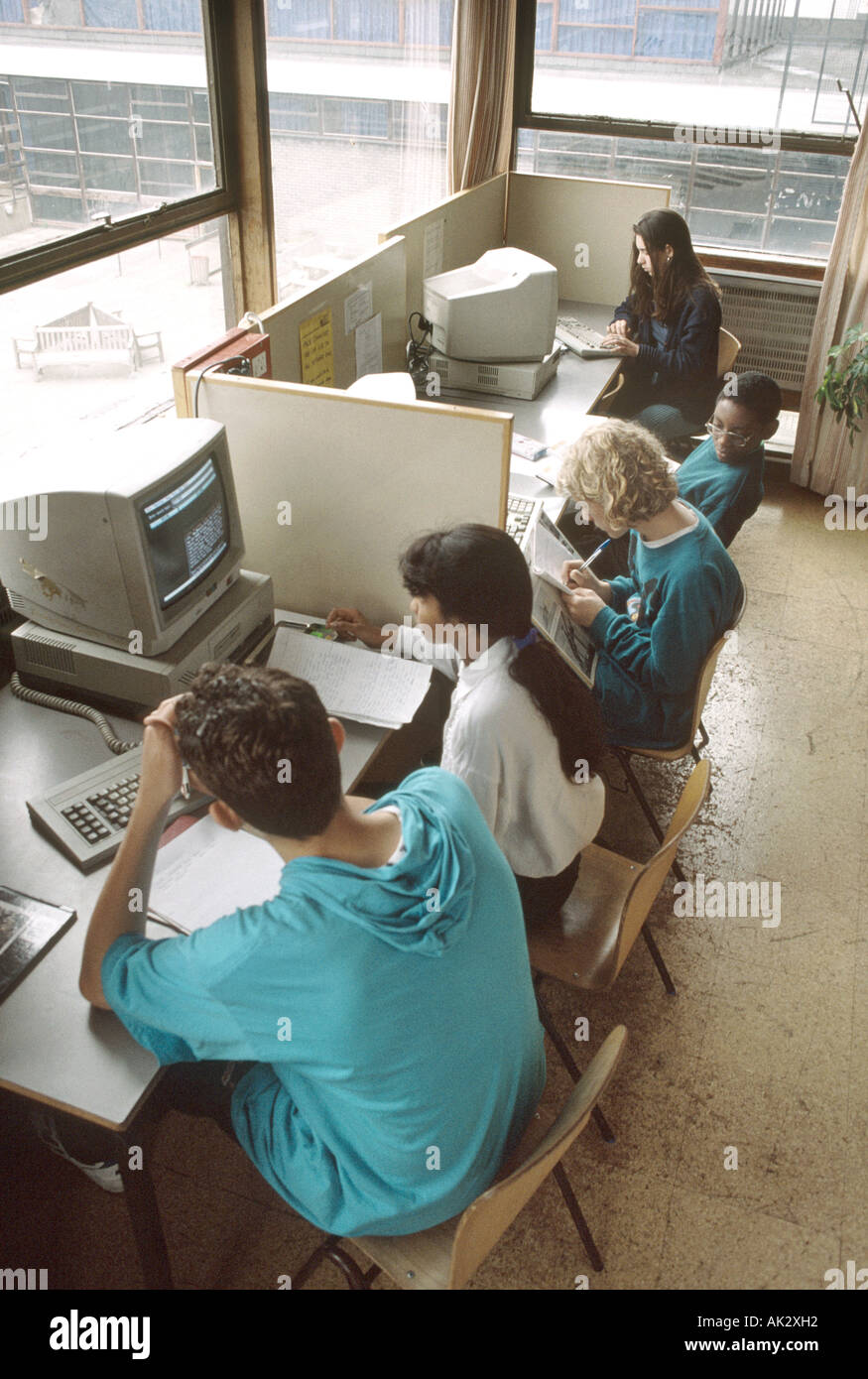 I bambini della scuola secondaria in corrispondenza del computer Foto Stock
