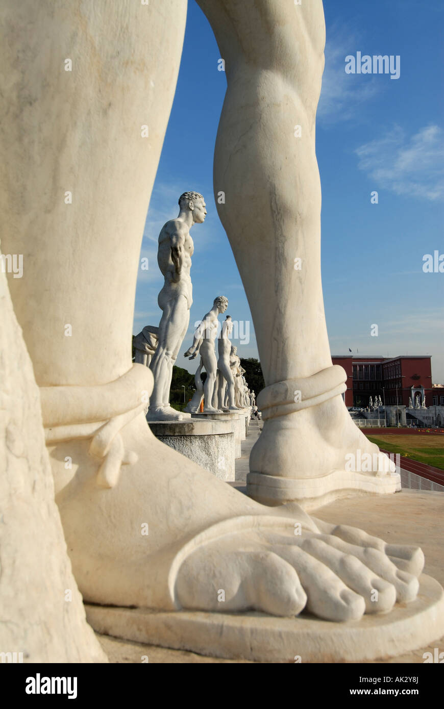 Roma Italia gigantesche statue in marmo di atleti maschili in epoca fascista Stadio dei Marmi del Foro Italico Foto Stock