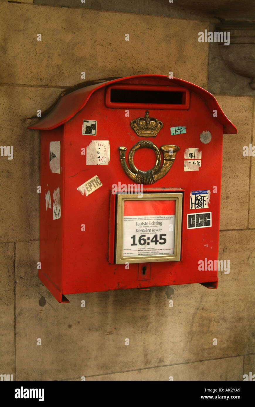 Tradizionale in rosso post mail box con bugel e corona Insegne e adesivi, Bruxelles, Belgio, Europa Foto Stock