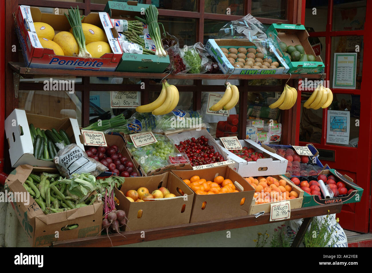 Inghilterra, Cornwall, Mevagissey, negozio di frutta e verdura Foto Stock
