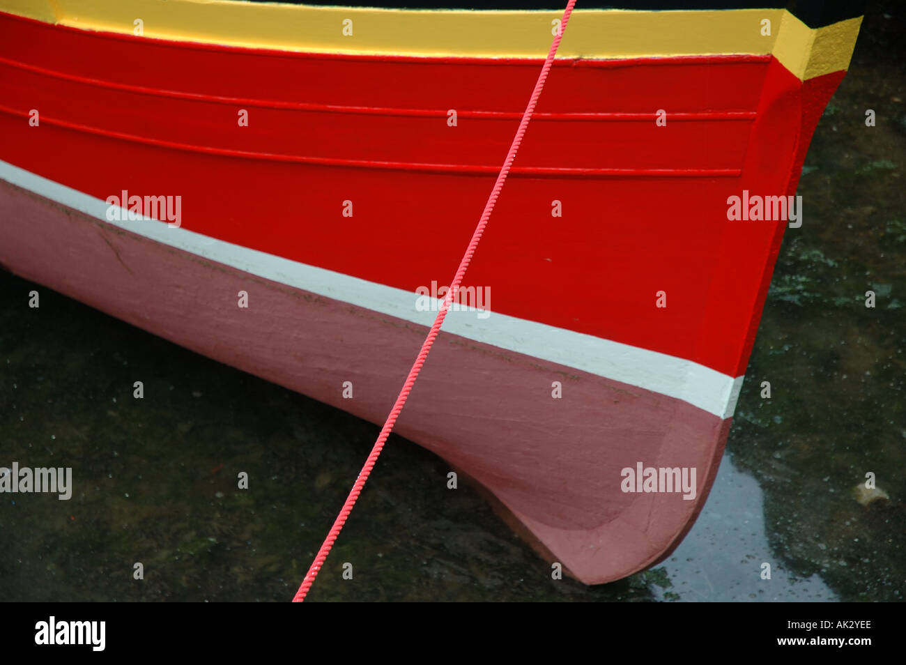 Dipinto recentemente prua di una barca da pesca a Mevagissey Cornovaglia Foto Stock