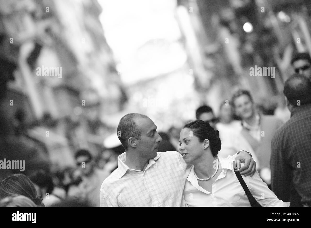 Romantico coppia giovane camminando per strada trafficata uid 1433834 Foto Stock