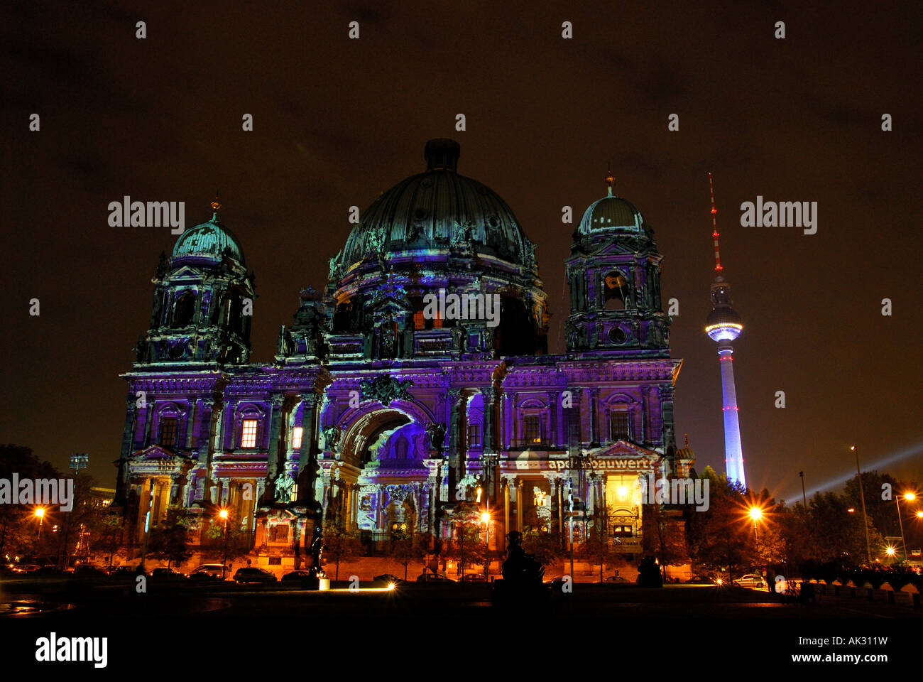 Cattedrale di Berlino, la torre della televisione colorfully illuminata di notte Foto Stock