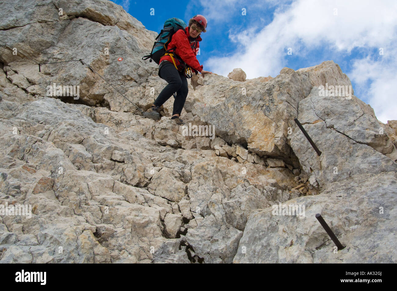 Scendendo ripida roccia sulla cresta sud di 2864m Triglav nelle Alpi Giulie Slovenia Foto Stock