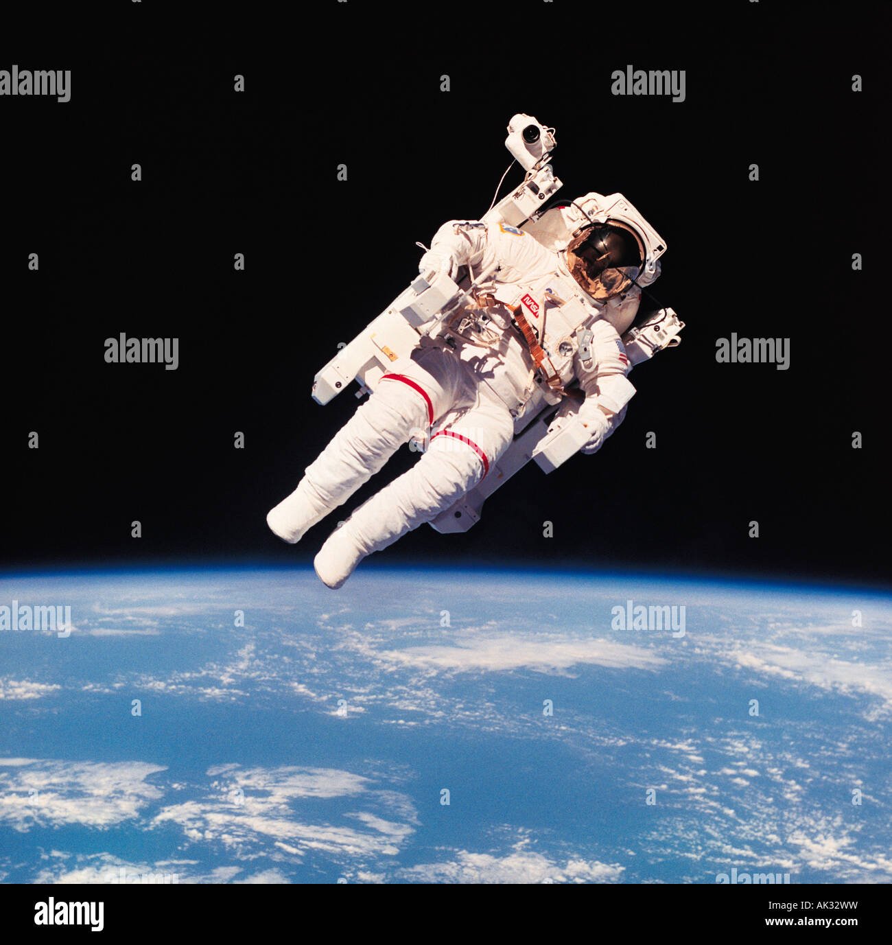 Astronauta americano Bruce McCandless presidiata in unità di manovra al di sopra di atmosfera della terra. Foto Stock