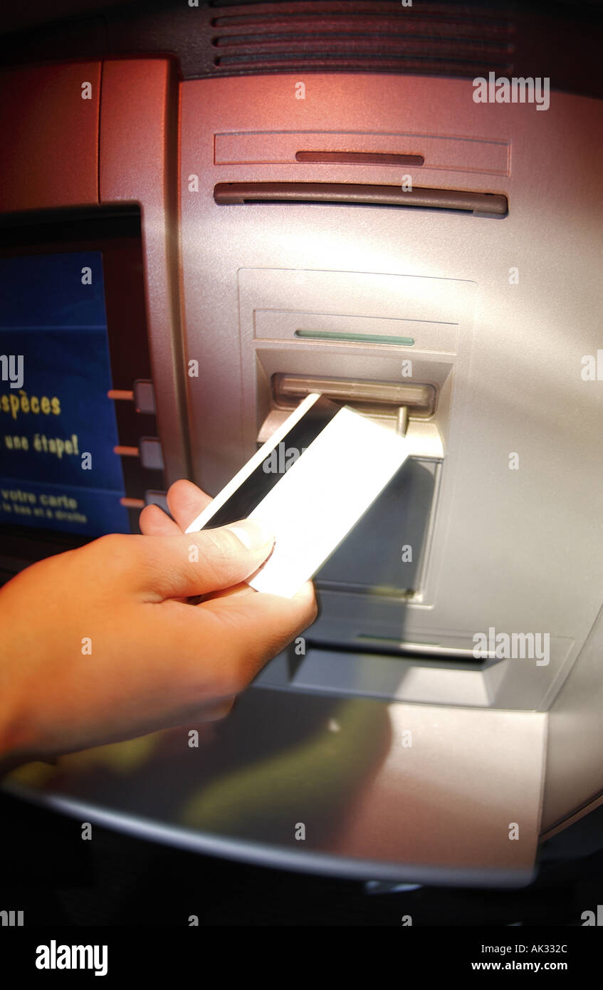 Persona messa bankcard in argento al bancomat Foto Stock