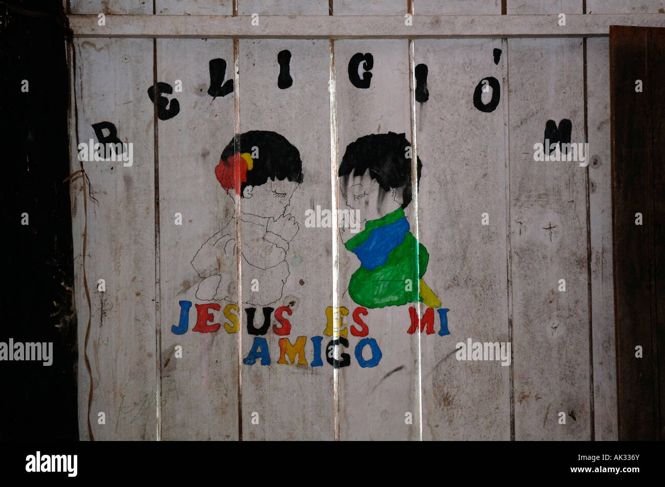 Il Perù. Gli studenti elementari, età 6-11, a scuola in Puerto Miquel. I turisti interessati di visitare le scuole locali per conoscere la cultura Foto Stock