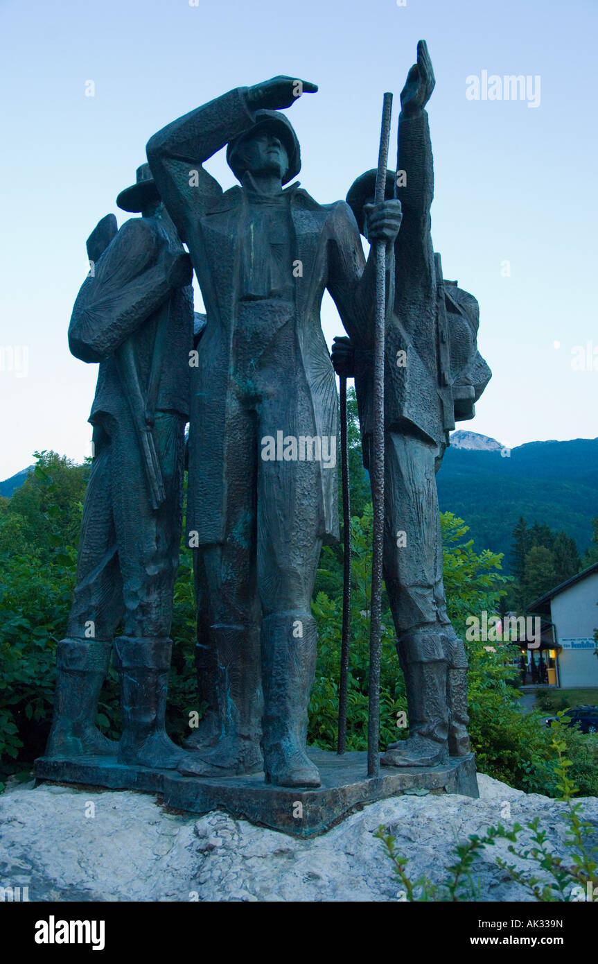 Monumento a Ribcev Laz dal lago di Bohinj nelle Alpi Giulie Slovenia commemora la prima salita di 2864m Triglav Foto Stock