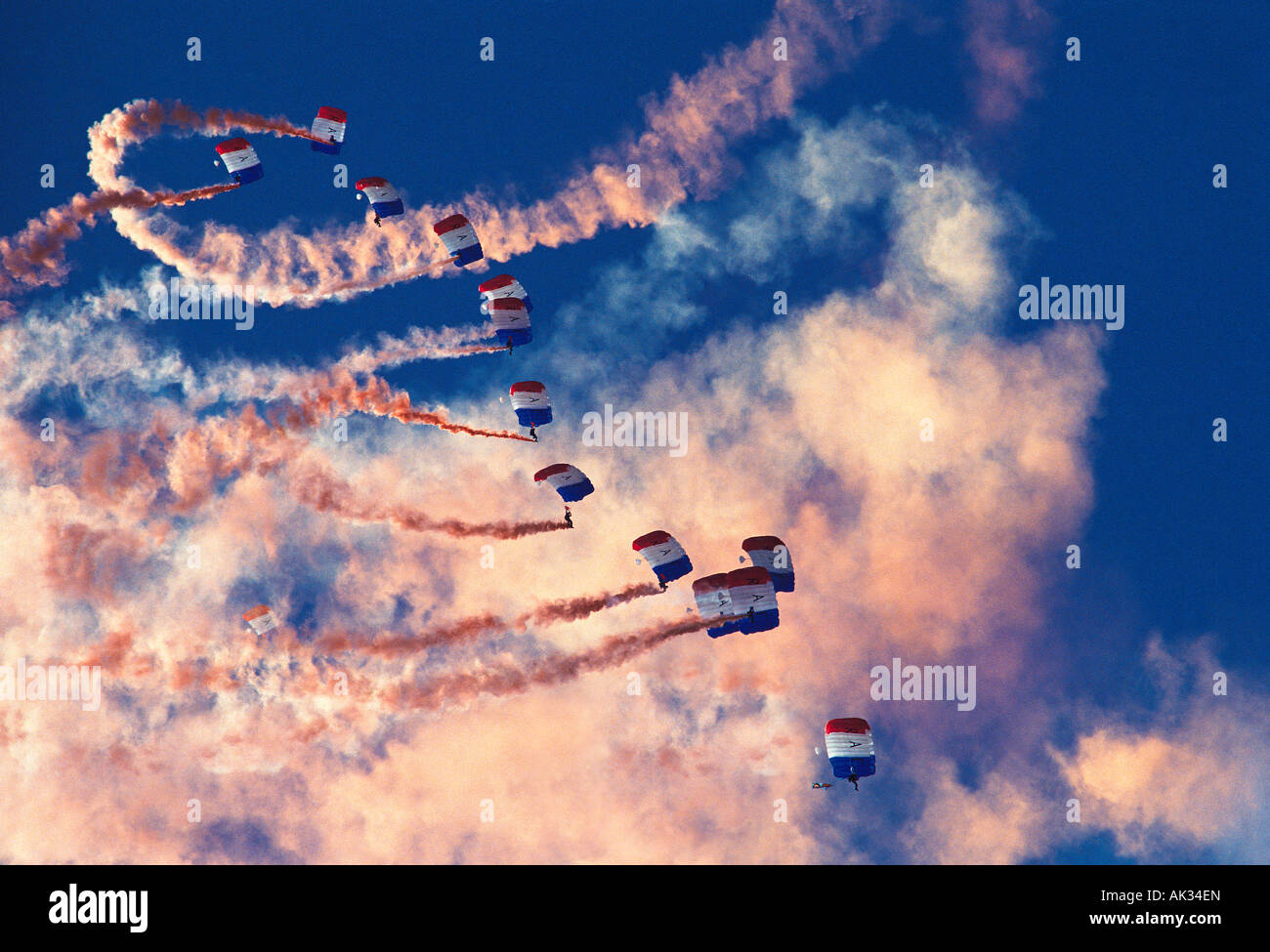 RAF paracadute team display salta con sentieri di fumo. Foto Stock