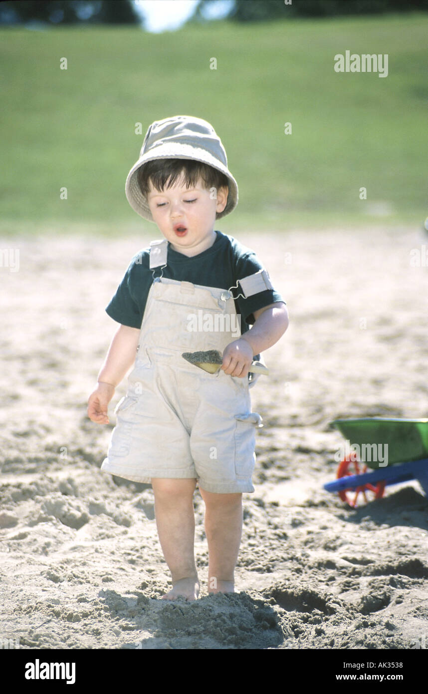 Bambino con pala 0001 Foto Stock