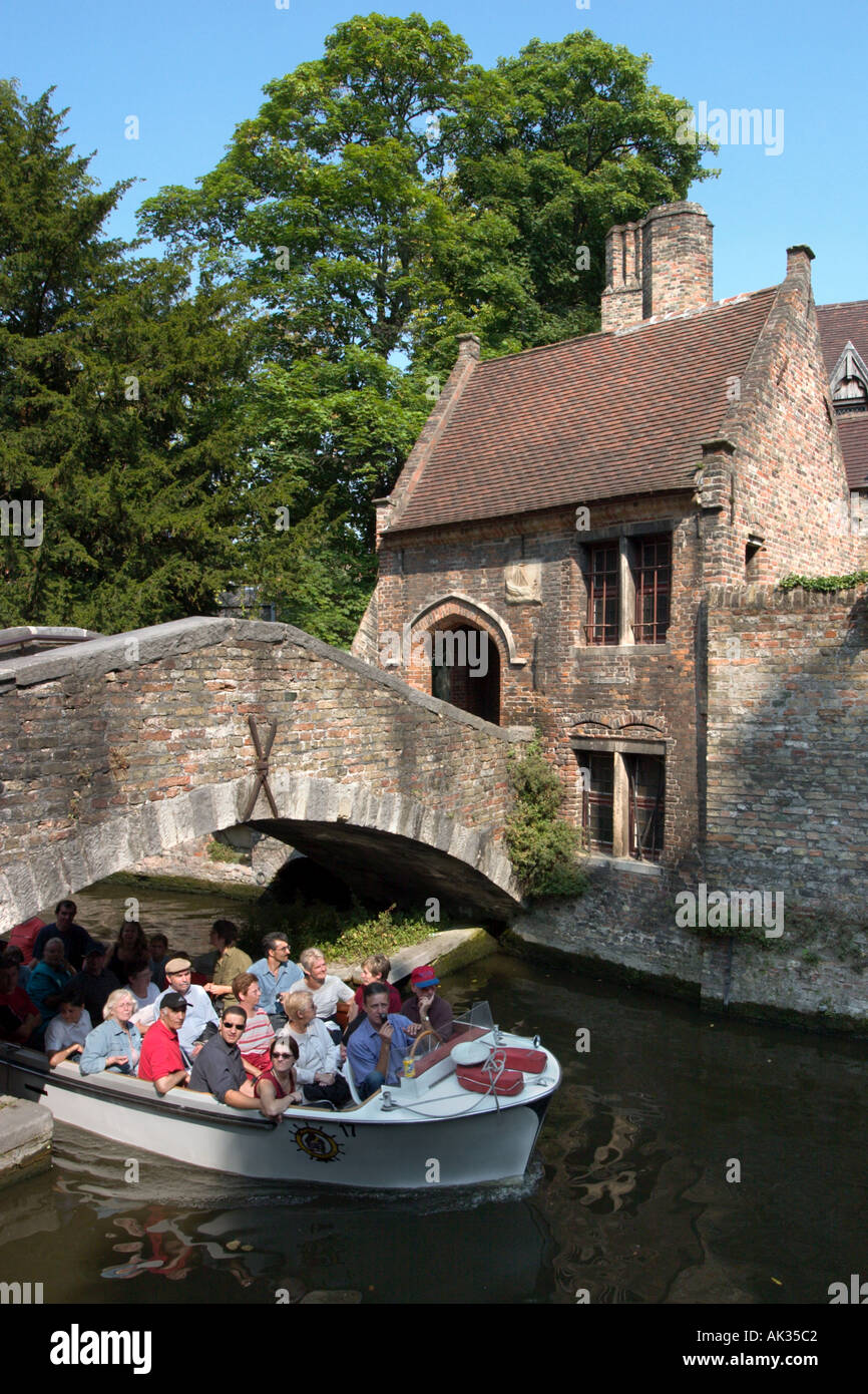 Canal e viaggio in barca nella città vecchia di San Bonifaciusbrug, Arantspark, Bruges, Belgio Foto Stock