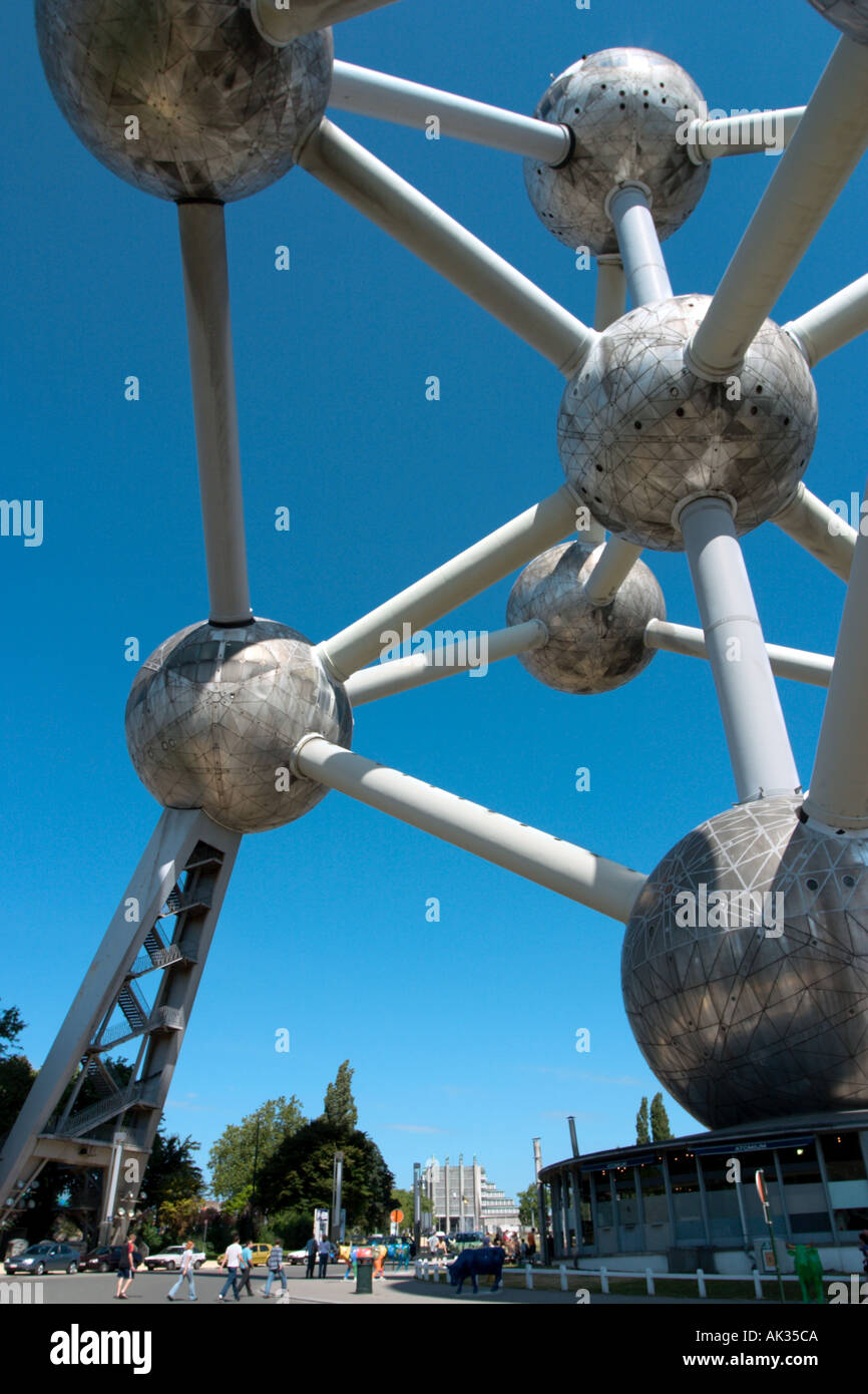 L'Atomium, Heysel Park, a Bruxelles, in Belgio nel 2003 prima del rinnovamento Foto Stock