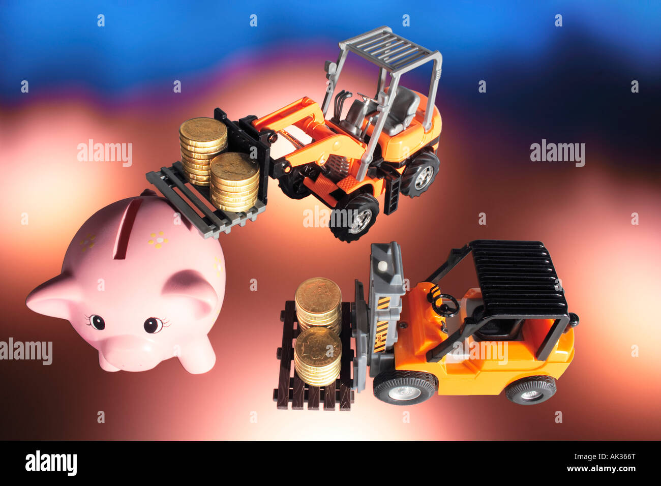 Piggybank e carrelli elevatori in miniatura con le monete Foto Stock