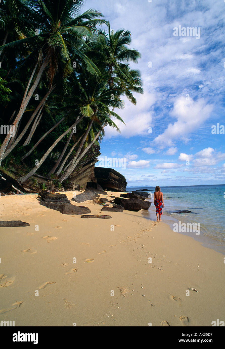 Donna su isola disabitata spiaggia Figi Raraletingga appoggiata palme Foto Stock