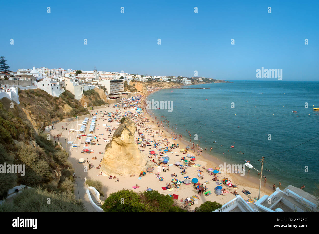 La spiaggia principale del villaggio turistico di Albufeira, Algarve, PORTOGALLO Foto Stock